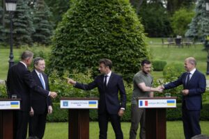 Draghi, Macron e Scholz a Kiev: “Vogliamo l’Ucraina nell’UE, ma se non si difende non ci sarà pace”. Zelensky rilancia: “Servono più armi”