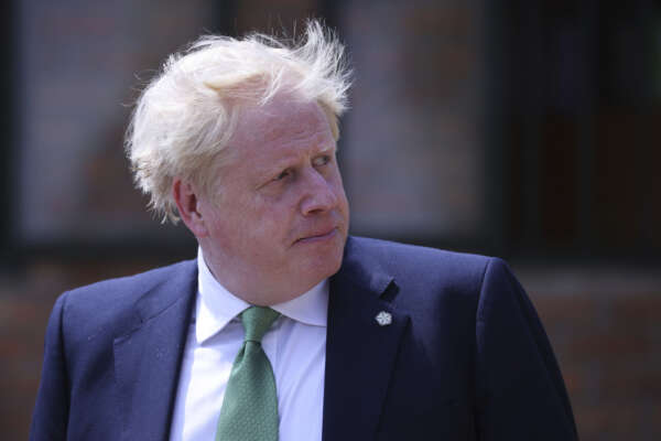 Boris Johnson sconfitto alle elezioni suppletive, lascia il presidente dei Tory: si riaccende la faida contro BoJo