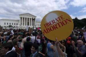 Aborto, negli Stati Uniti la battaglia si sposta nei tribunali: Louisiana e Utah bloccano il divieto ‘concesso’ dalla Corte Suprema