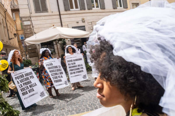 Foto Mauro Scrobogna /LaPresse
28-06-2022 Roma, Italia
Cronaca
Diritto di cittadinanza – ius scholae
Nella foto: flash mob in  Piazza Capranica si celebra il matrimonio tra l’Italia e oltre un milione di giovani senza cittadinanza, un’iniziativa provocatoria per chiedere di far avanzare l’iter della riforma 

Photo Mauro Scrobogna / LaPresse
June 28,  2022 Roma, Italy
News
Right of citizenship – ius scholae
In the photo: flash mob in Piazza Capranica celebrates the marriage between Italy and over a million young people without citizenship, a provocative initiative to ask to advance the reform process