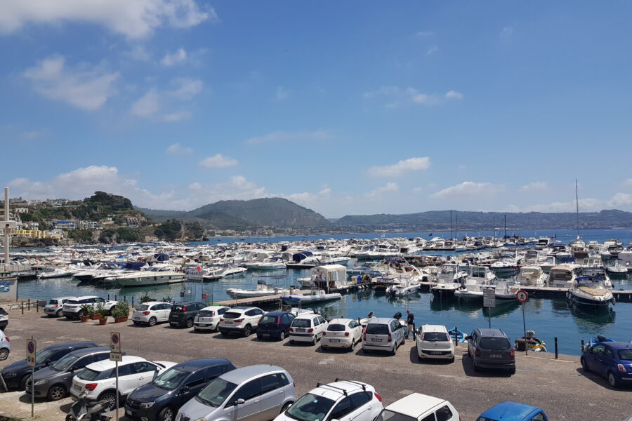 Tragedia a Bacoli, uomo cade in mare e muore nel porticciolo di Baia