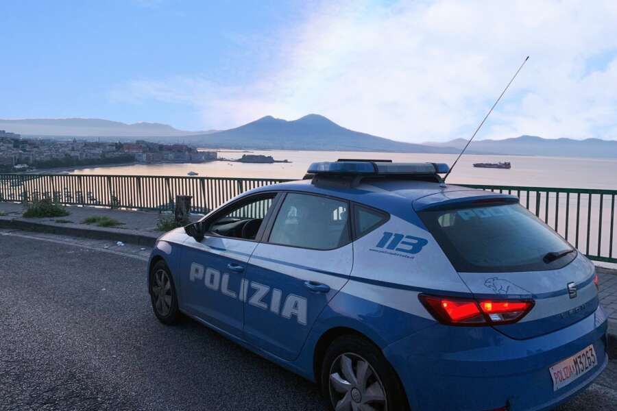Lite familiare a Posillipo, dalle botte ai poliziotti alla tentata estorsione al fratello in macelleria: guai per un 36enne