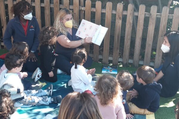 “E’ mio figlio”, tenta di rapire bimbo all’uscita dalla scuola materna: il piccolo era in braccio alla madre