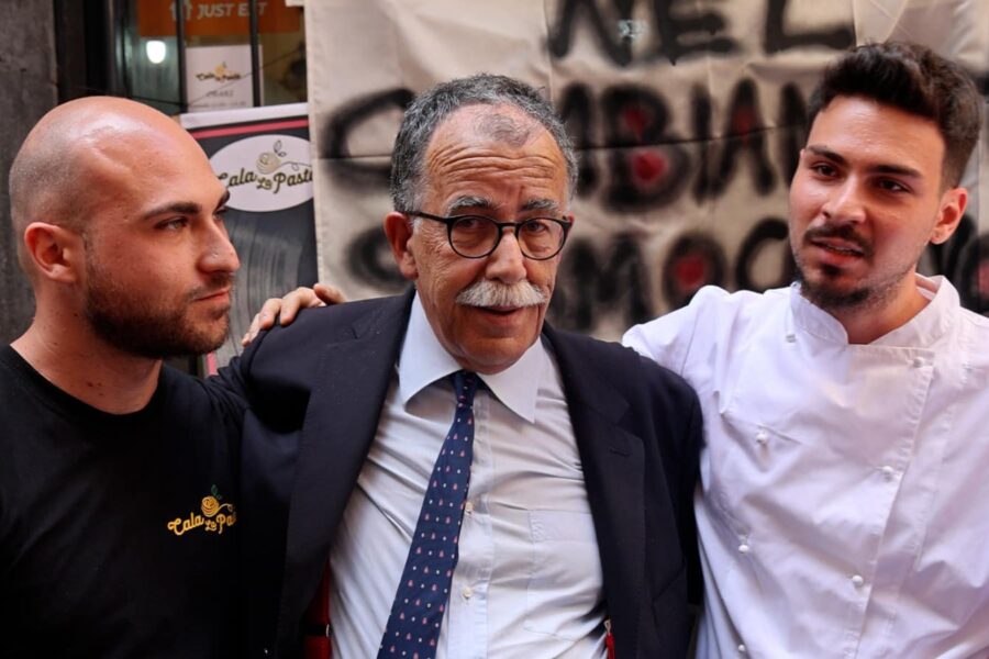 Turisti rapinati mentre mangiano nel ristorante minacciato, commercianti in rivolta a Forcella: “Stato dove sei?”