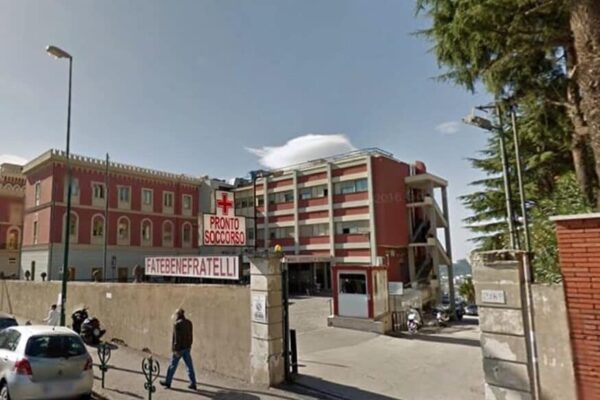 Aspetta 15 minuti e impazzisce: paziente strappa mascherina a infermiera, sputa in faccia a medico e lo prende a schiaffi