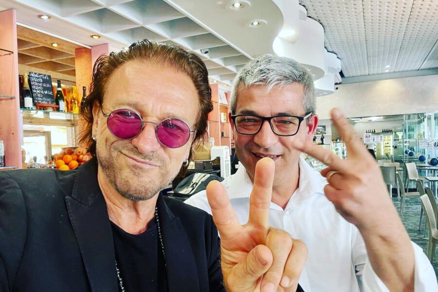 “Benvenuto a Bologna Bono!”, ma è il sosia del cantante degli U2: il sindaco Lepore e il governatore Bonaccini ci cascano