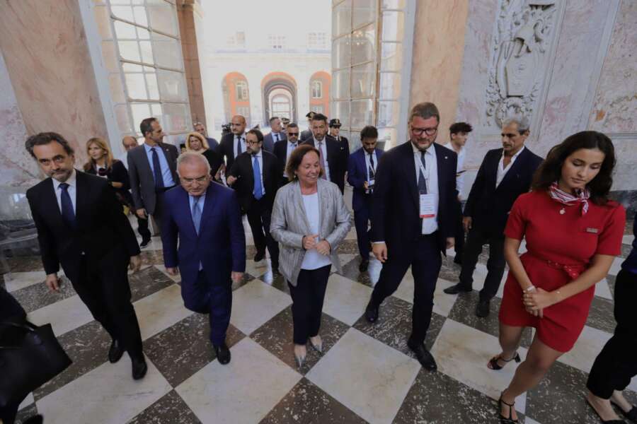 Napoli violenta, la lezione di Lamorgese a sindaco e prefetto: “Basta chiedere repressione, fate attività sul territorio”