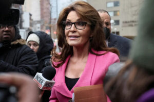 Sarah Palin, “l’americanata” di ritorno: in corsa per il seggio in Alaska con la benedizione di Trump