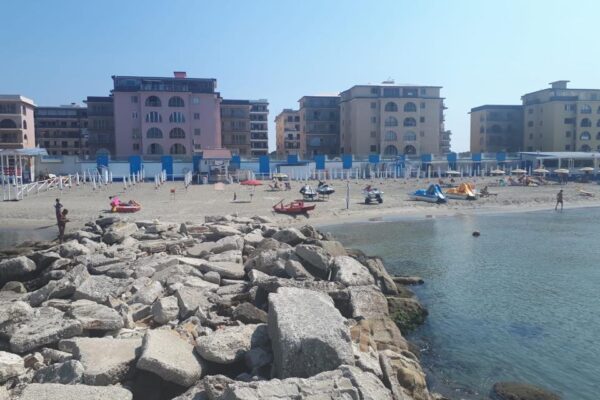 Dramma in mare, gestore lido salva bimbi tra lo onde e poi muore: tragedia a Castel Volturno