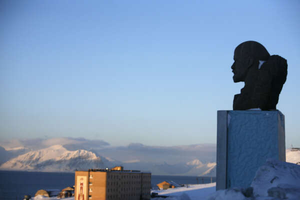 ©Ap/Lapresse
01/03/2008  Barentsburg, Norvegia 
Estero
Arcipelago artico di Svalbard
nella foto: una statua di Lenin  a   Barentsburg