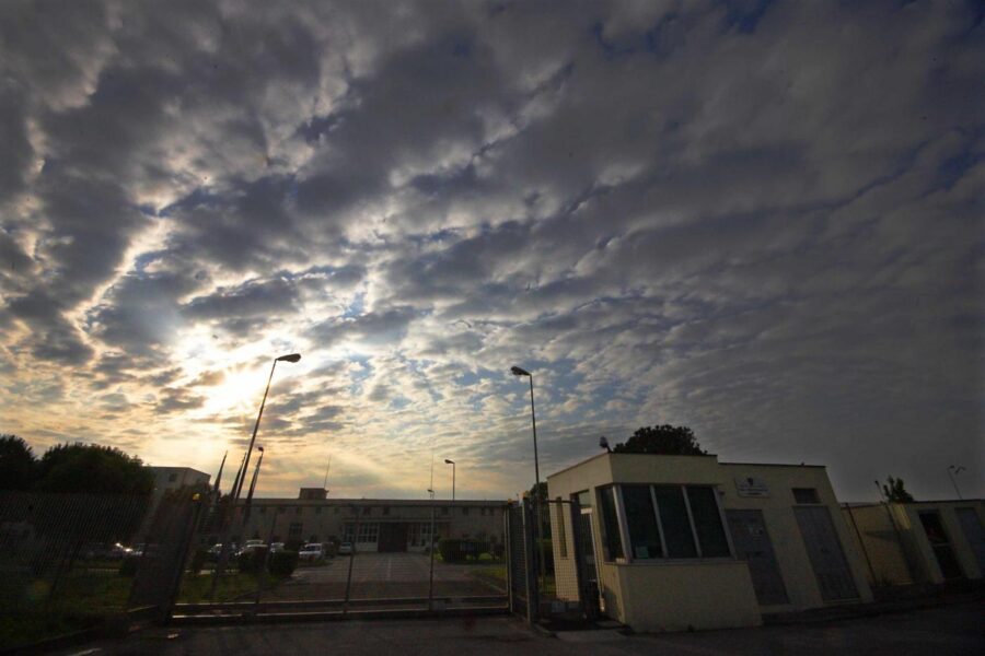 LaPresse
28-05-2012 Cremona, Italia
Cronaca 
Conferenza stampa in questura del Procuratore della Repubblica Roberto Di Martino
Nella foto: l’esterno del carcere di cremona all’alba