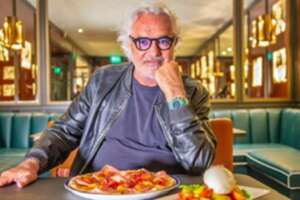Briatore sulla pizza ha ragione e viene massacrato: mangiare una margherita non è più popolare Briatore sulla pizza ha ragione e viene massacrato: mangiare una margherita non è più popolare
