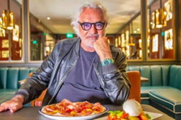 Briatore sulla pizza ha ragione e viene massacrato: mangiare una margherita non è più popolare