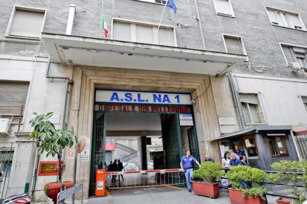 Sangue ai Quartieri Spagnoli, giovane accoltellato alla testa e al volto si trascina per strada e viene salvato da residente