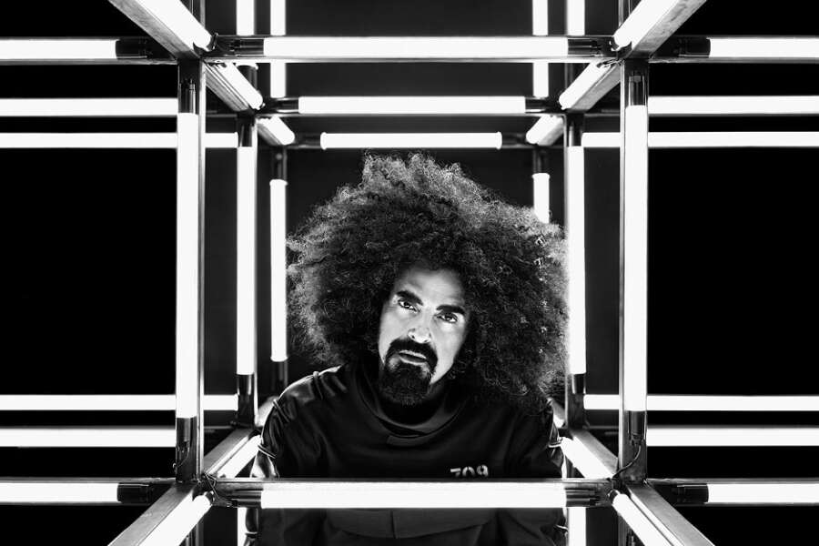 Cos’è l’acufene: cause, sintomi e rimedi del disturbo all’orecchio di cui soffre Caparezza