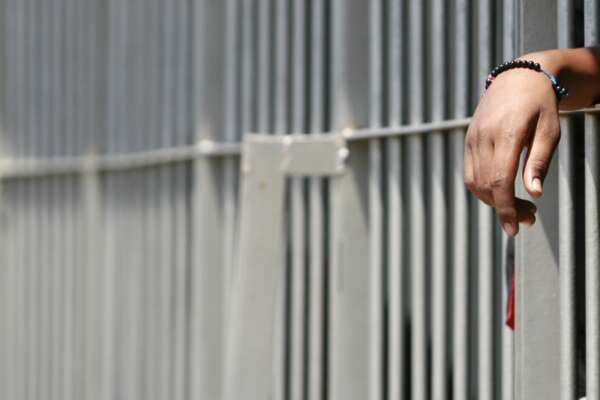 Si toglie la vita in cella dopo aver rubato cuffie, la negoziante: “Se potessi tornare indietro non chiamerei la polizia”