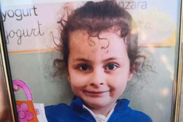 Bimba di 5 anni scomparsa in Sicilia: “E’ stata sequestrata da tre uomini incappucciati fuori scuola” Bimba di 5 anni scomparsa in Sicilia: “E’ stata sequestrata da tre uomini incappucciati fuori scuola”