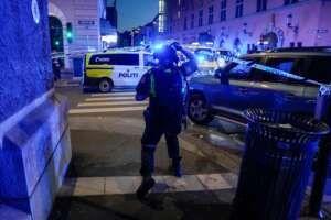 Attentato in locale gay a Oslo, due morti e decine di feriti: “Mirava alla testa”. Pride annullato