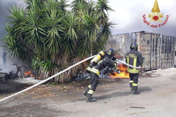 Esplosioni e famiglie evacuate, maxi incendio a Roma: “Si cerca un uomo, decine di intossicati”