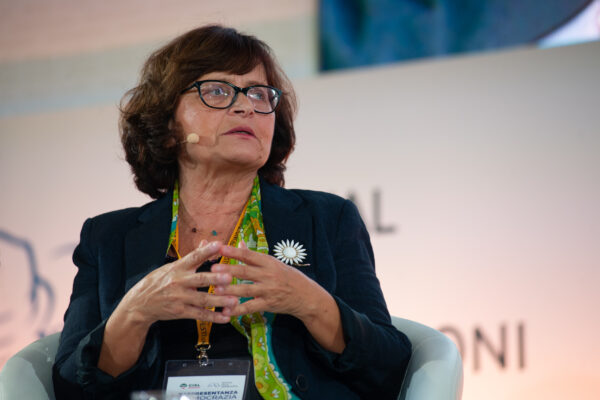 “Il Pd vada a lezione da Mèlenchon, la destra meloniana non ha rappresentanza istituzionale”, intervista alla politologa Nadia Urbinati