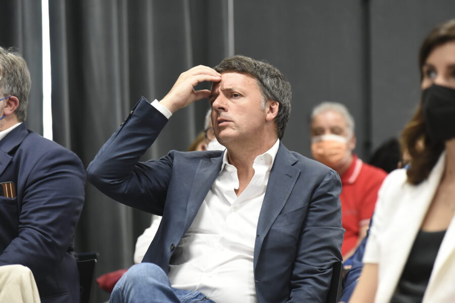 I giudici vogliono fare fuori Renzi: per fregarsene della Costituzione cambiano persino la traduzione dall’inglese di “mail”