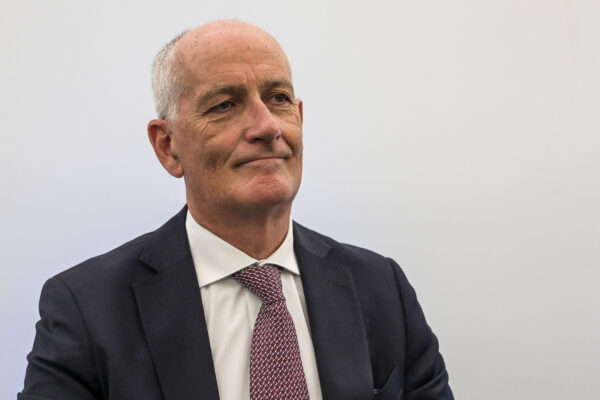 Gabrielli smaschera il Corriere della Sera: il sottosegretario smonta il falso dossier sui filo-Putin