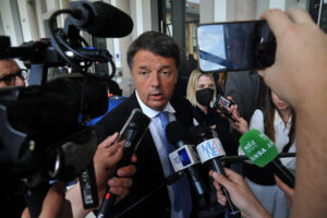 I giudici a Renzi: la Costituzione vale solo se usi penna e calamaio…