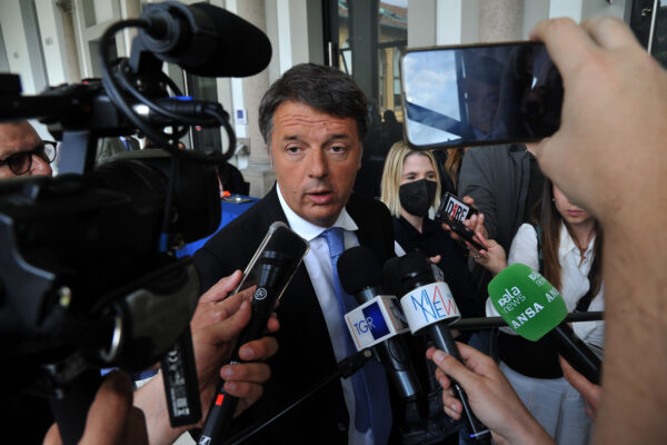 I giudici a Renzi: la Costituzione vale solo se usi penna e calamaio…