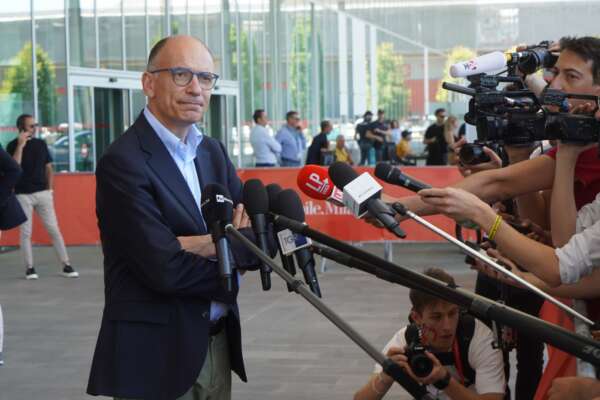 Enrico Letta festeggia ma il Pd non fa mai politica