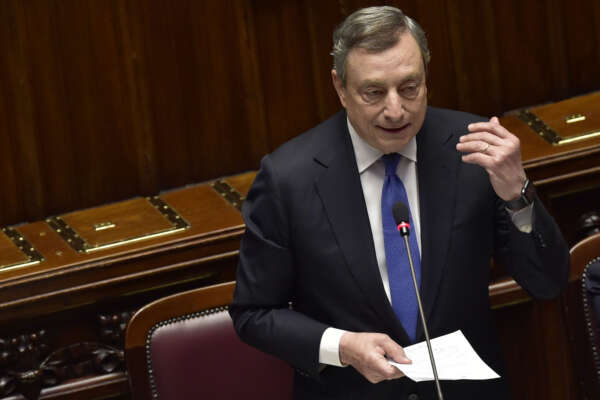 Draghi mette da parte la diplomazia e dà una lezione ai bellicisti in pantofole