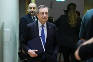 Schiaffo di Draghi alla Costituzione, abbandona i diplomatismi ed entra in guerra