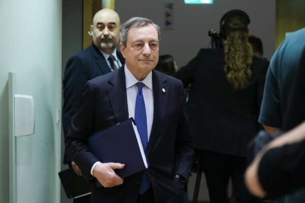 Schiaffo di Draghi alla Costituzione, abbandona i diplomatismi ed entra in guerra