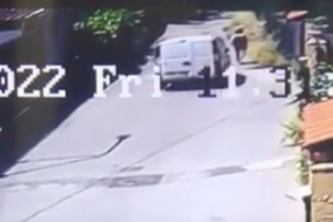 Furgone travolge due donne e un uomo e scappa via: anziano muore in ospedale a Napoli