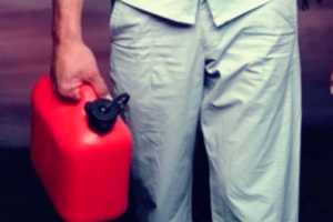 Lancia benzina contro porte d’ingresso e minaccia figlie: “Se mamma non torna vi brucio casa”