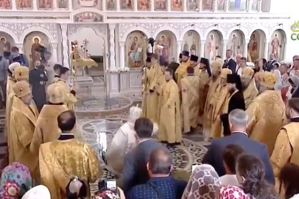 La scivolata di Kirill sull’acqua santa è virale, la caduta del patriarca pro guerra perché contro il gay pride La scivolata di Kirill sull’acqua santa è virale, la caduta del patriarca pro guerra perché contro il gay pride