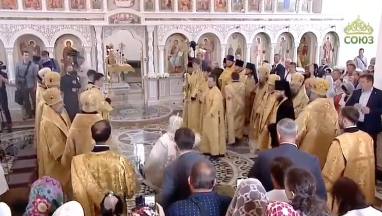 La scivolata di Kirill sull’acqua santa è virale, la caduta del patriarca pro guerra perché contro il gay pride