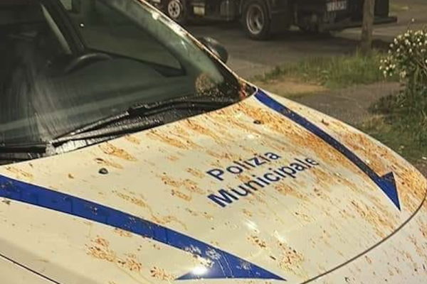 Napoli, vigili aggrediti con cucchiaiate di zuppa e lancio d’oggetti in piazza Garibaldi