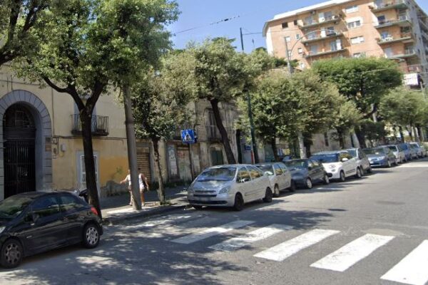 Sorelle sfregiate con l’acido, resta in carcere la zia: si cercano i complici