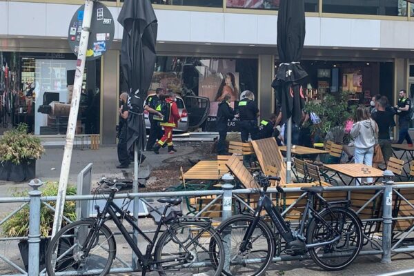 Panico a Berlino, auto piomba sulla folla: un morto e diversi feriti, arrestato 29enne. Trovata lettera di rivendicazione