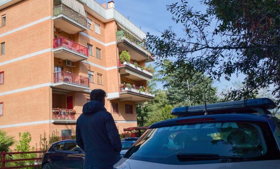 È grave il bimbo caduto dal balcone, fermata la babysitter: “Mai dato segni di squilibrio”