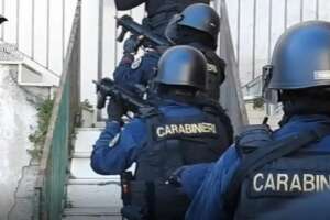 Va a trovare la compagna incinta nella casa al mare, ricercato braccato dai carabinieri: arrestato per omicidio