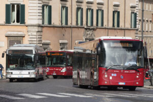 Bus travolge due turisti, sono in gravi condizioni: uno era rimasto incastrato sotto al mezzo