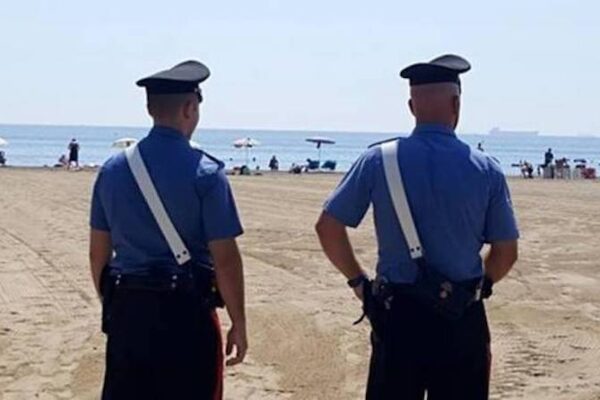 Bimba scomparsa in spiaggia a Torre Annunziata, la piccola Vittoria salvata dai carabinieri