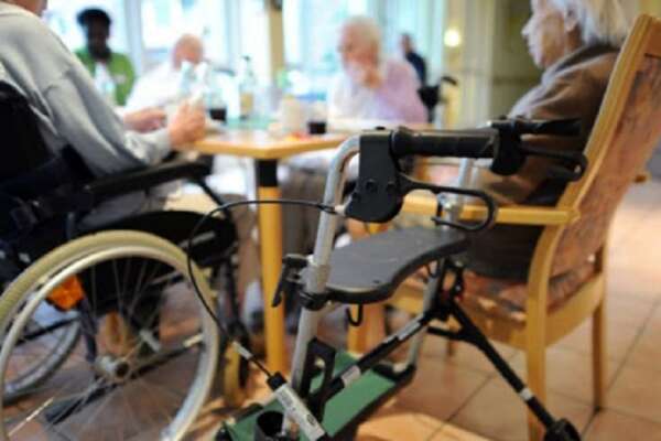 La casa di riposo (abusiva) degli orrori, cibo scaduto, materassi trasformati in bagni e finti figli: “Mamma lì si sta bene”