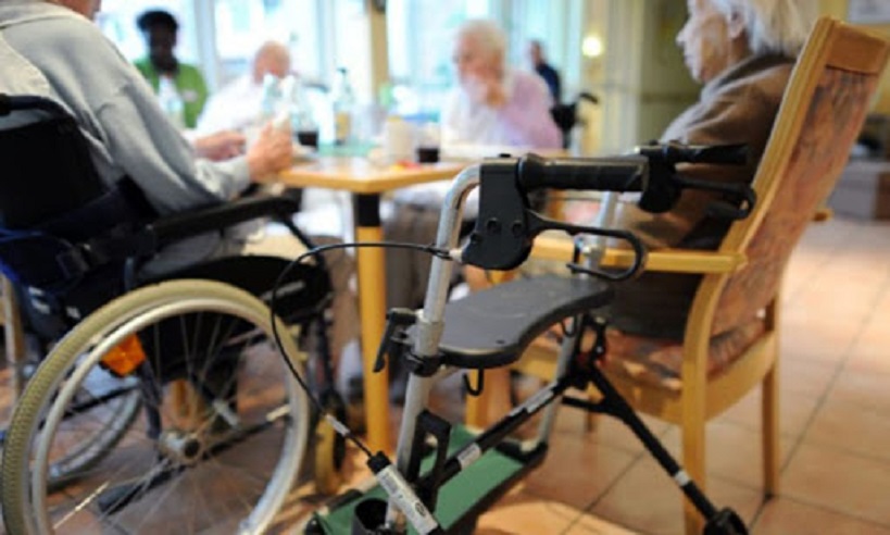 La casa di riposo (abusiva) degli orrori, cibo scaduto, materassi trasformati in bagni e finti figli: “Mamma lì si sta bene”