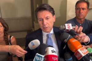 Conte contro Draghi, ‘rissa’ sulla richiesta di rimozione a Grillo: “Grave che premier tecnico si intrometta”