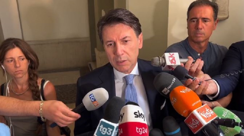 Conte contro Draghi, ‘rissa’ sulla richiesta di rimozione a Grillo: “Grave che premier tecnico si intrometta”