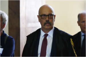 Addio all’assessore Colucci, inseguito con le manette in ospedale e fatto sfilare in barella davanti alle telecamere Addio all’assessore Colucci, inseguito con le manette in ospedale e fatto sfilare in barella davanti alle telecamere