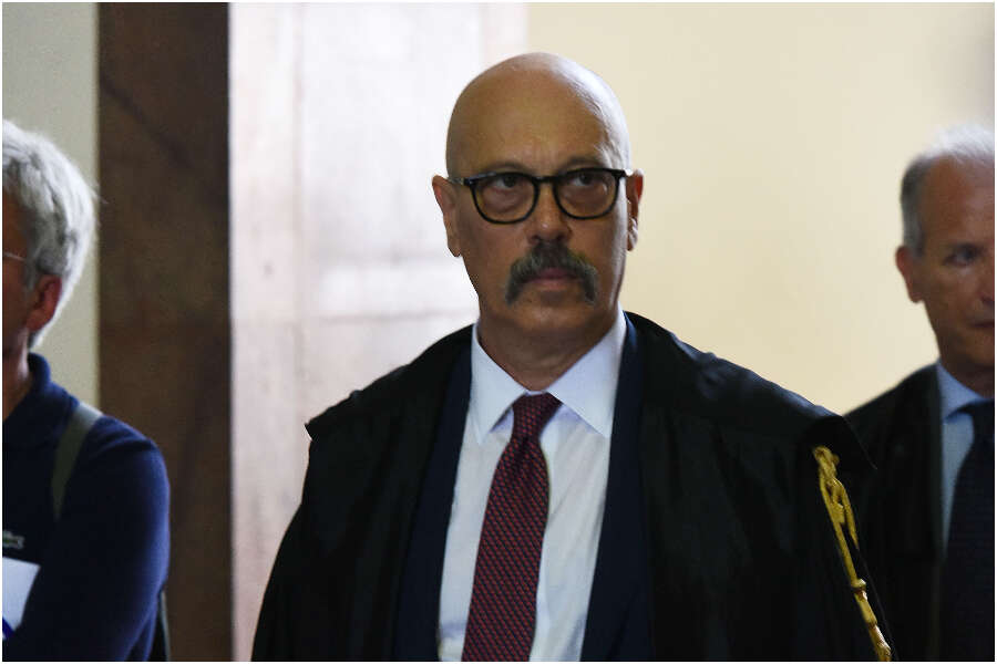 Addio all’assessore Colucci, inseguito con le manette in ospedale e fatto sfilare in barella davanti alle telecamere