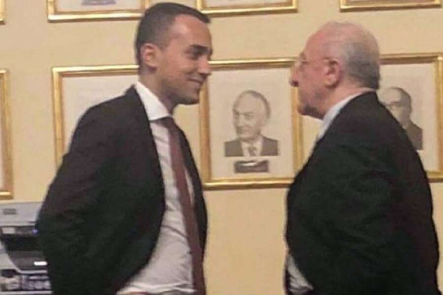 De Luca corteggia Di Maio: da “coniglio” e “carpentiere” a “interlocutore”: “Meglio tardi che mai…”